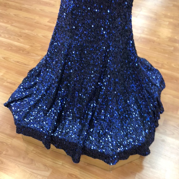 2019 Women’s special occasion dress, blue sequin - Picture 3 of 8